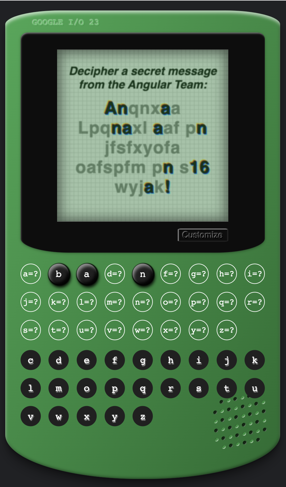 Angular Cypher-Spiel im Stil einer grünen Vintage-Spielekonsole mit der versteckten Nachricht „Anqnxaa Lpcnaxl aaf pn jfafxyofa aofapfm pn a16 wyjak!“ auf dem Bildschirm