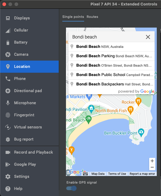 Boîte de dialogue &quot;Commandes avancées&quot; du Gestionnaire d&#39;appareils Android, affichant un sélecteur de lieu et une carte centrée sur la plage de Bondi, en Australie.